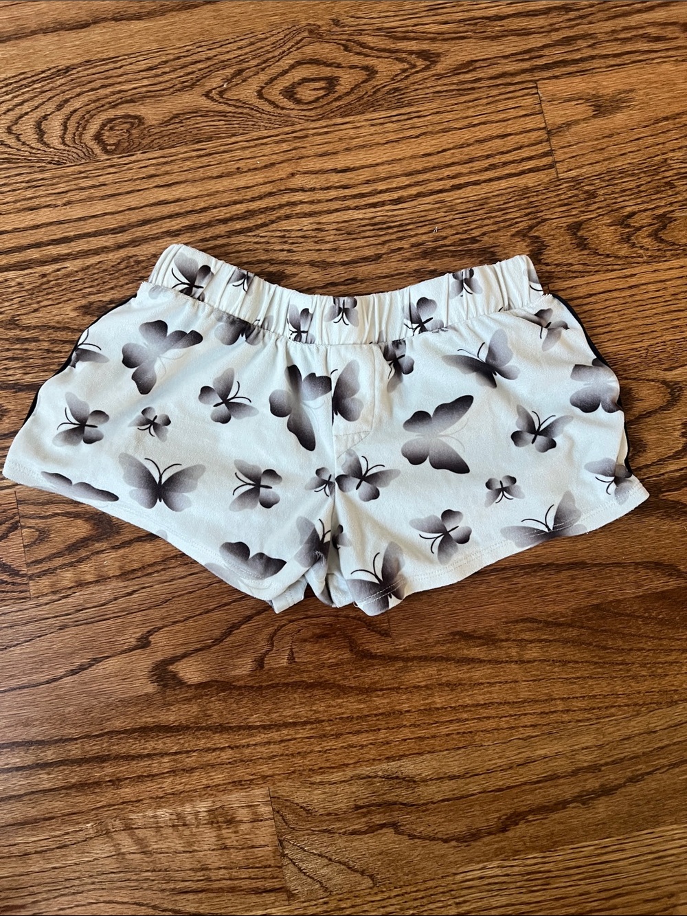 Women’s Butterfly Print Elastic Waist Shorts - beige with black butterflies